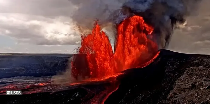 Volcán Kilauea entra en nueva fase eruptiva y lanza fuentes de lava de más...