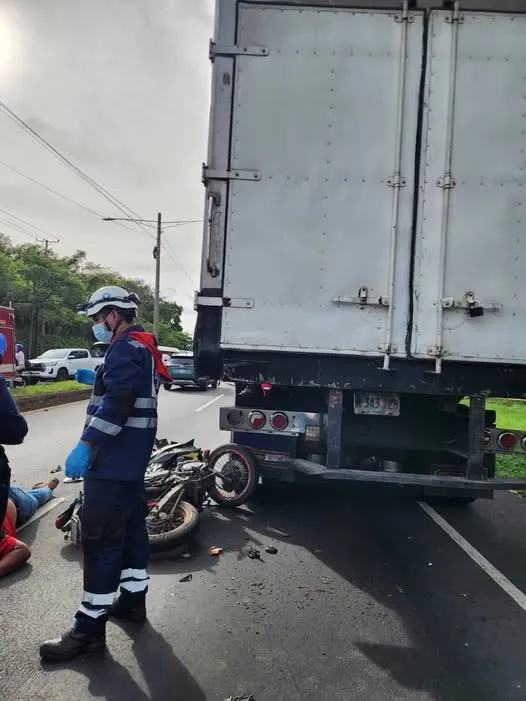 Motorizado muere tras impactar contra un camión en Masaya