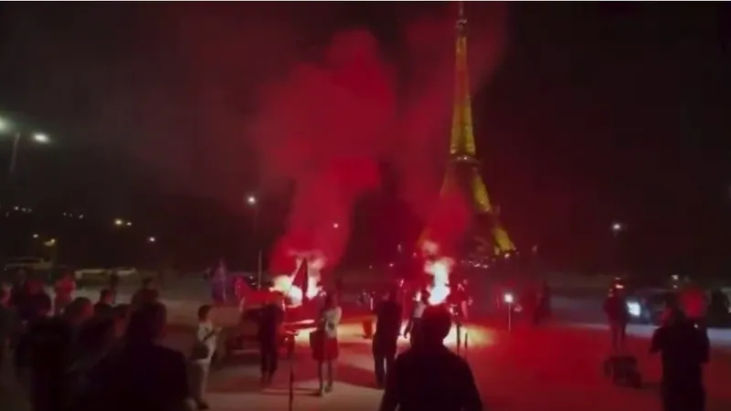 Bomberos en huelga instalan un campamento de protesta en pleno corazón de París