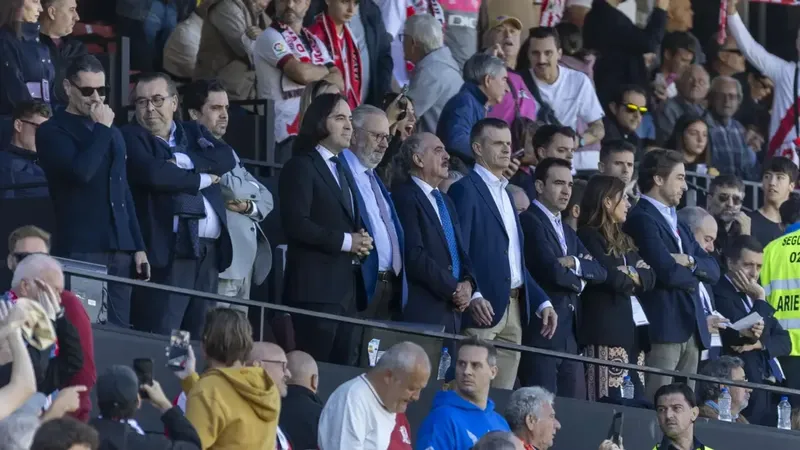 José María Sánchez Martínez aplica el protocolo de lanzamiento de objetos en Vallecas