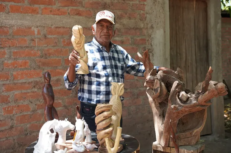 Reciclaje y creatividad impulsan la economía circular en armonía con la Madre Tierra