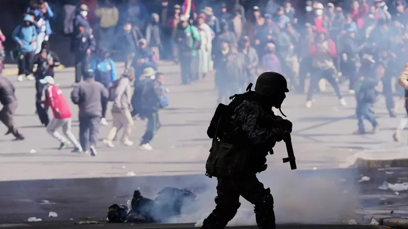 Tras más de un mes de protestas, el Senado de Bolivia aprueba la ley que regula el estado de excepción