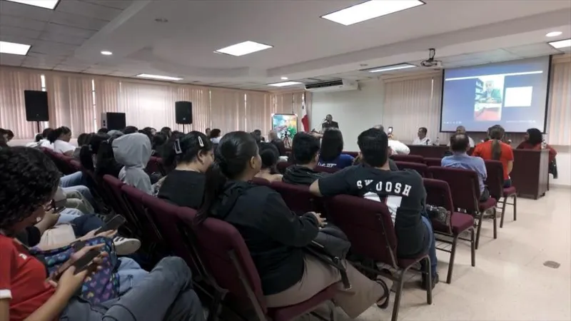Foro analiza unidad latinoamericana frente a la Doctrina Monroe