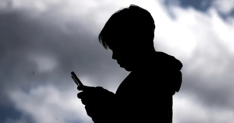 La salud mental de los niños puede afectarse por el uso que sus padres dan a los smartphones: estudio