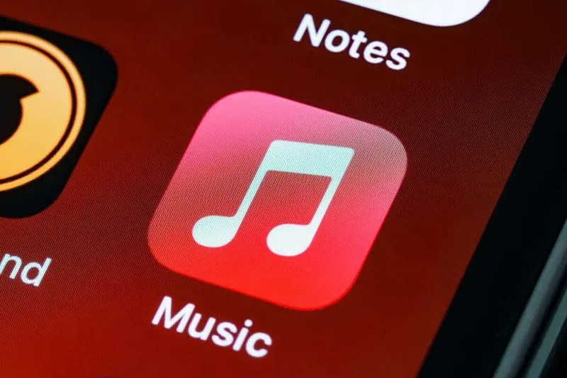 Apple siempre renegó de ofrecer música con anuncios: un código filtrado planea un plan gratuito al estilo Spotify