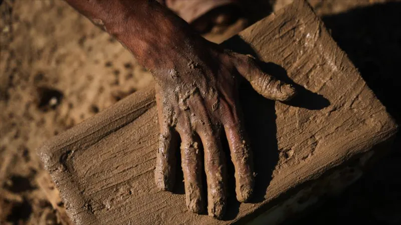 Palestinos reconstruyen ruinas de Gaza con ladrillos de barro y chatarra