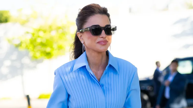 Rania de Jordania demuestra cómo llevar el vestido camisero con máxima elegancia este verano