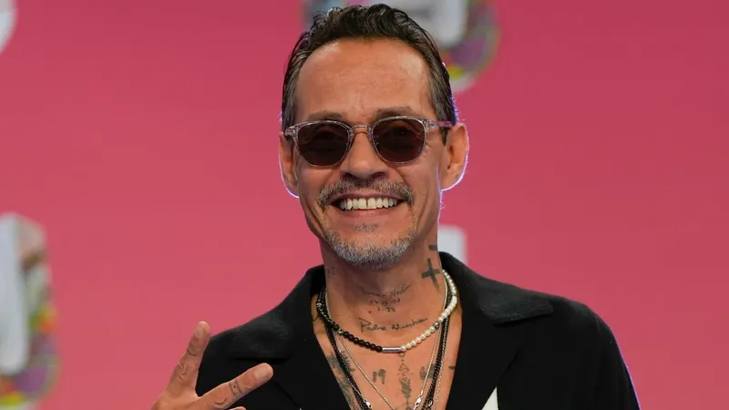 Marc Anthony muestra su lado más tierno como padre paseando a su pequeña hija Myla
