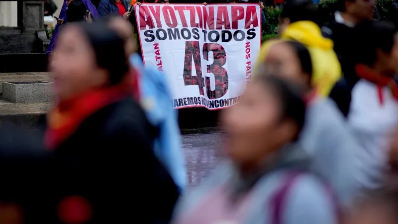 "Necesitamos ayuda": padres de los 43 normalistas marchan a 12 años del caso Ayotzinapa