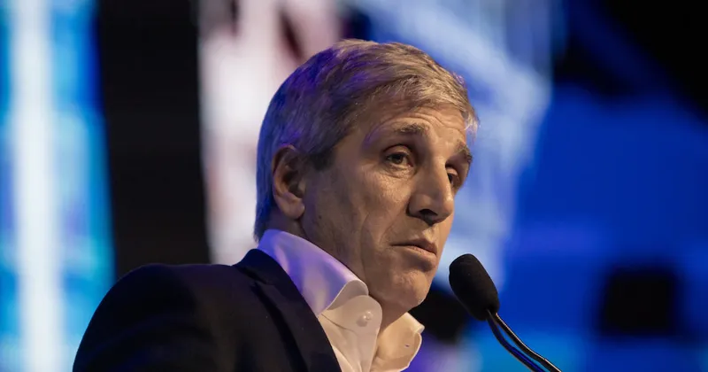 Caputo suspende orden de desinversión a YPF mientras avanza la venta de Metrogas a Edenor