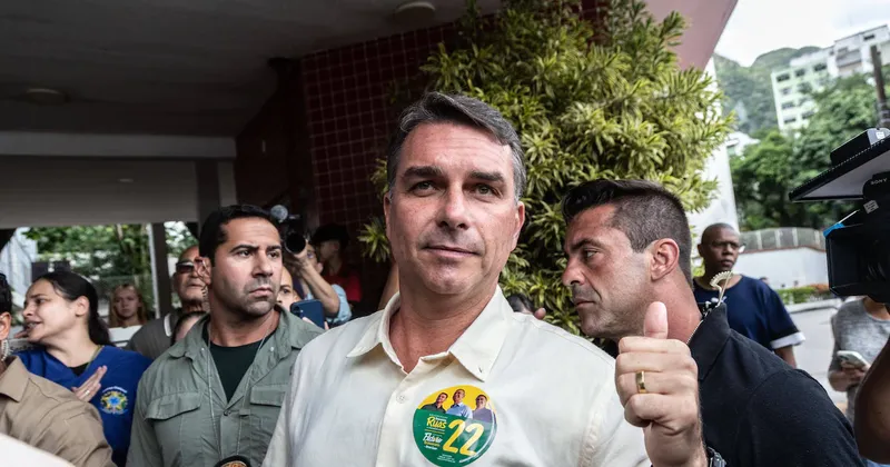 Flávio Bolsonaro toma ventaja inicial sobre Lula en la elección presidencial de Brasil