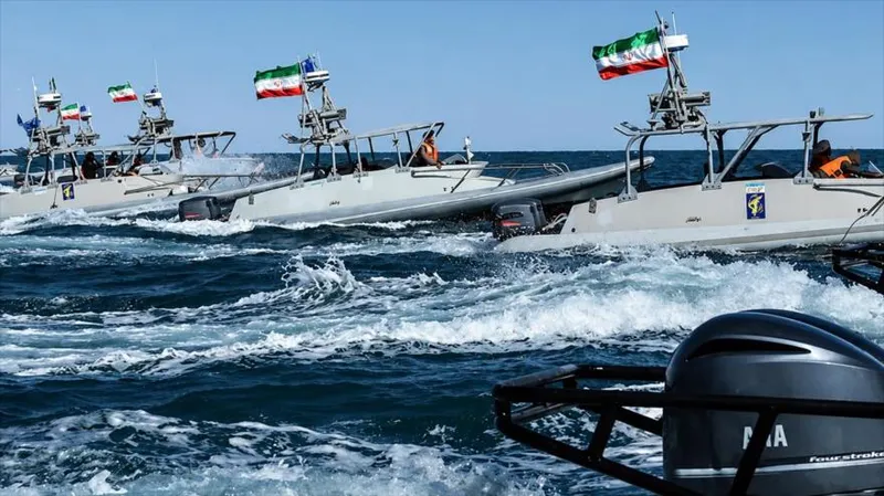 Irán bloquea 4 embarcaciones que buscaban cruzar Ormuz con apoyo de EEUU