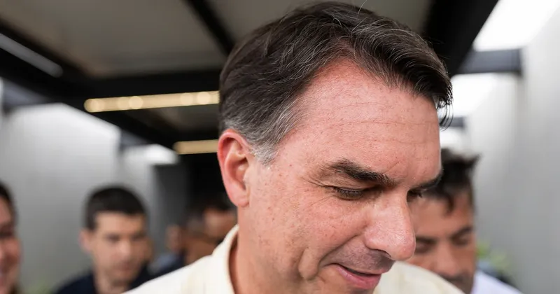 Argentina confirma que Flávio Bolsonaro entró al país y luego viajó a Ecuador en un vuelo privado
