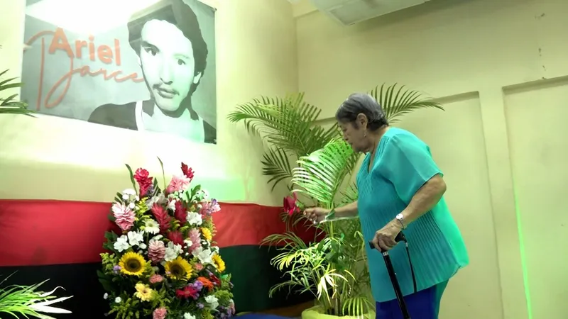 Estudiantes, docentes y familia rinden homenaje a Ariel Darce Rivera