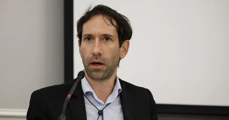 Banquero central colombiano apoya seguir subiendo tasas tras la sorpresiva pausa