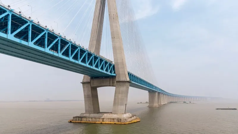 China levanta el puente colgante más largo del mundo: 2.300 metros sin apoyos y torres de 350 metros