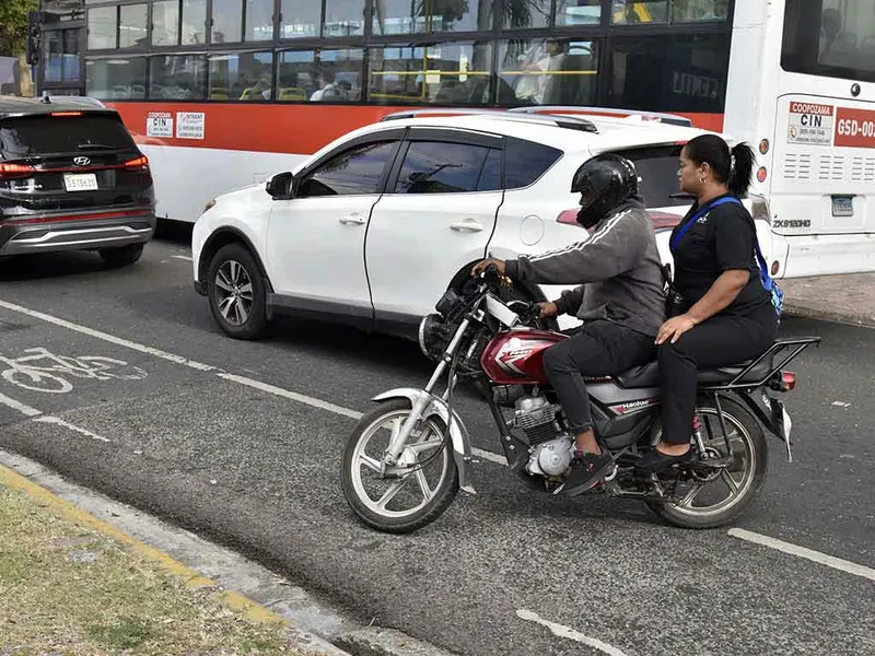 Misión suicida sobre una moto dominicana