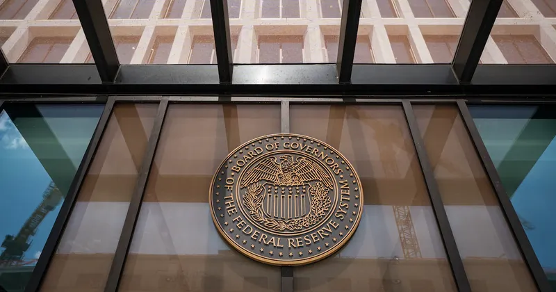 Minutas de la Fed revelan advertencias sobre una posible alza de tasas