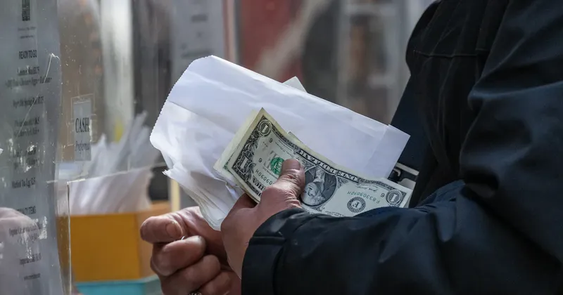 Dólar cae 0,4% tras débil dato de empleo en EE.UU. que reduce apuestas por alza de tasas de la Fed