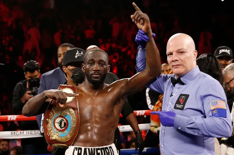 Terence Crawford se burla de Ilia Topuria tras ser vapuleado en UFC