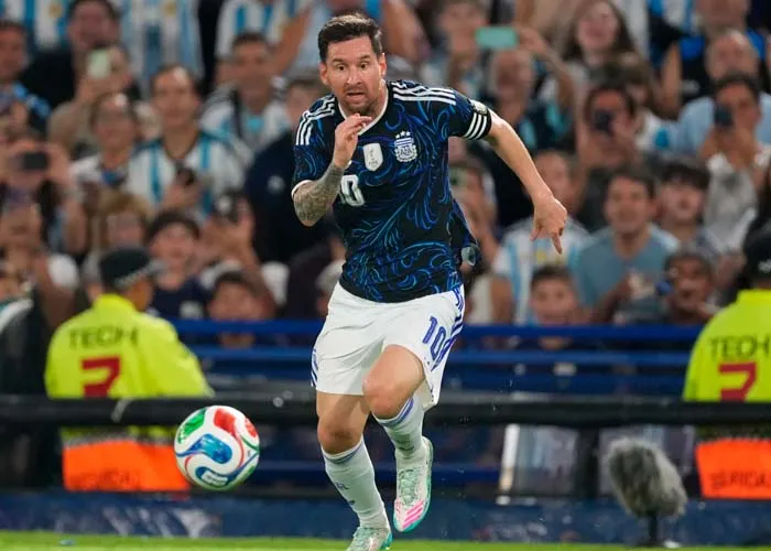 Messi, Cristiano y Ochoa encabezan las listas finales para el Mundial de la FIFA
