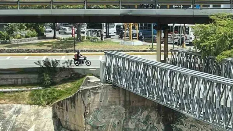 Desmontan puente de guerra que comunica El Rosal con Las Mercedes para llevarlo a La Guaira