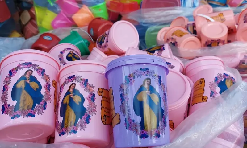 Comercios se abastecen de productos plásticos para la temporada de la Purísima