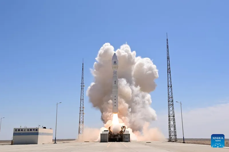 China lanza ocho satélites con el cohete Lijian-1 Y14