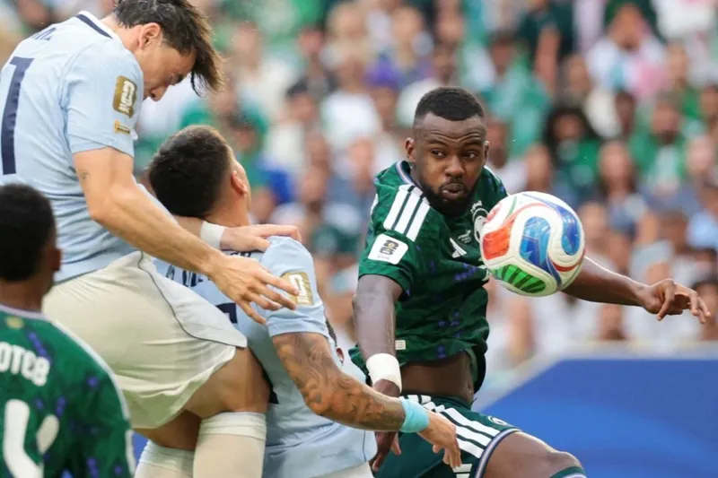Uruguay rescata un empate ante Arabia Saudita en su debut