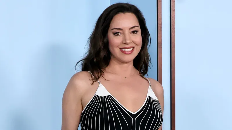 ¡Ya es mamá! Aubrey Plaza es captada en Nueva York con su bebé en brazos