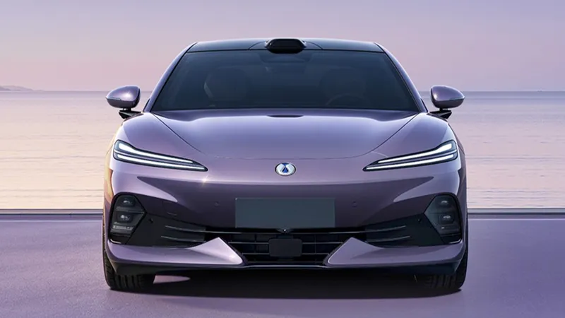 BYD va de cabeza a por el Porsche Taycan con este sedán de 1.194 CV y 920 km de autonomía que se carga en 9 minutos