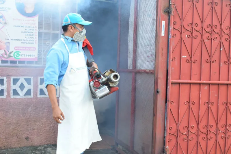 Fortalecen las medidas de prevención contra el dengue en el barrio El Riguero