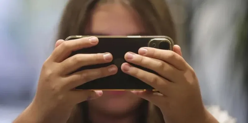 Francia restringirá el acceso a redes sociales para menores de 15 años