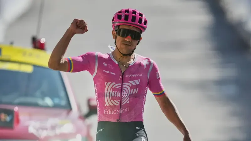 Carapaz se exhibe y gana en la primera de las tres etapas alpinas que decidirán el podio del Tour