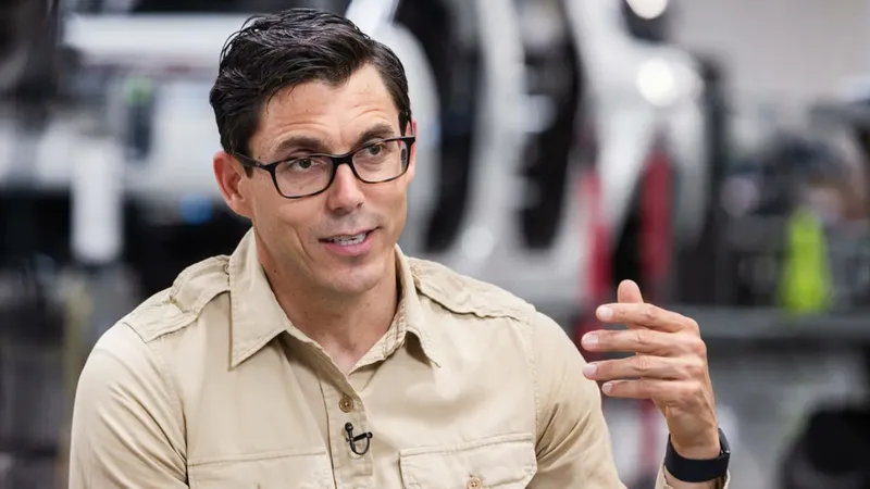 “Es una tecnología que BYD ya regala”: el CEO de Rivian, RJ Scaringe, pone los ‘puntos sobre las íes’ a sus rivales