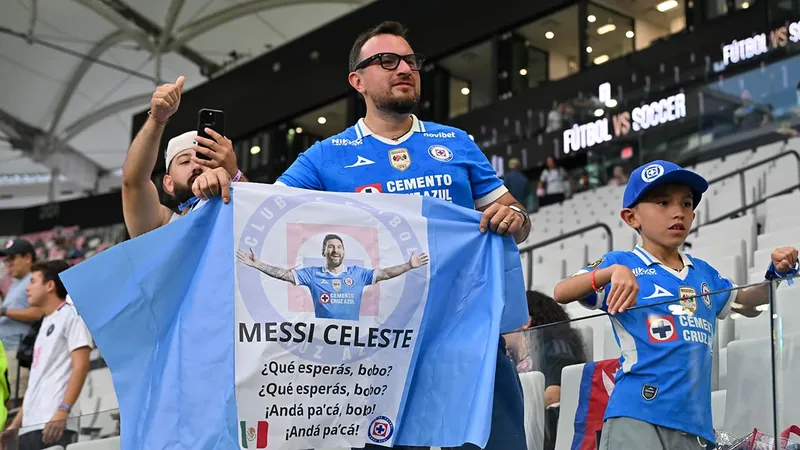 Lionel Messi se roba las miradas y mensajes de las gradas en la Campeones Cup