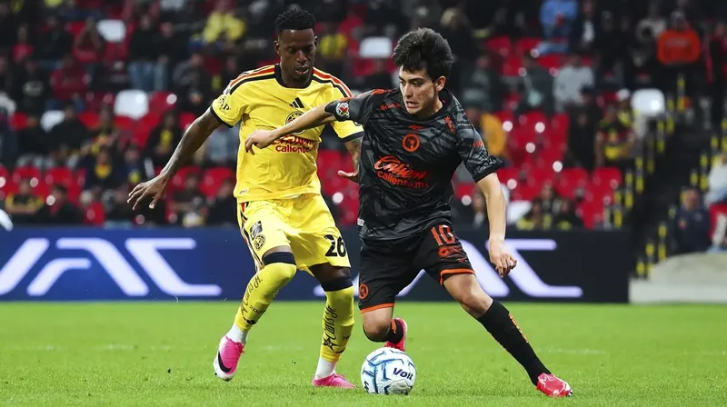 Hugo Sánchez le marca el camino a Gilberto Mora