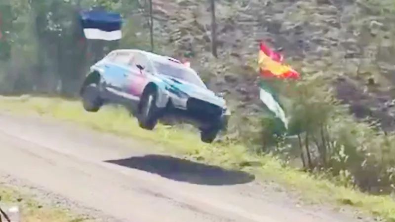 VIDEO: Piloto de rally choca contra un árbol en Finlandia