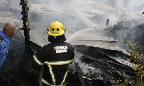 Incendio en Bluefields deja en la calle a cuatro familias del Barrio Pancasán