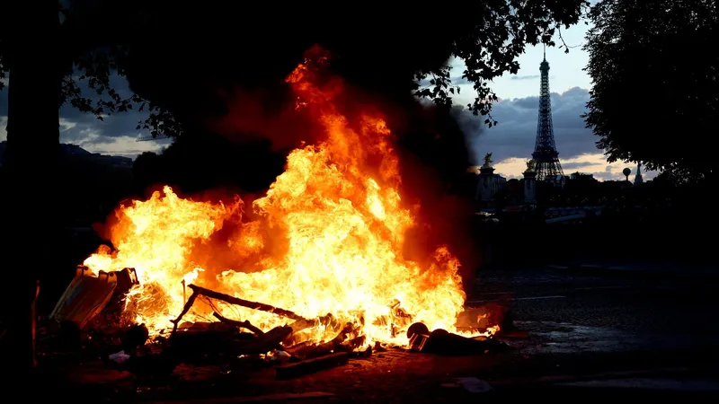 Ciudades que parecen campos de batalla: ¿qué se sabe sobre las protestas en Francia hasta el momento?