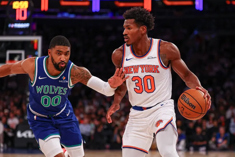 Ochai Agbaji firma por los Thunder