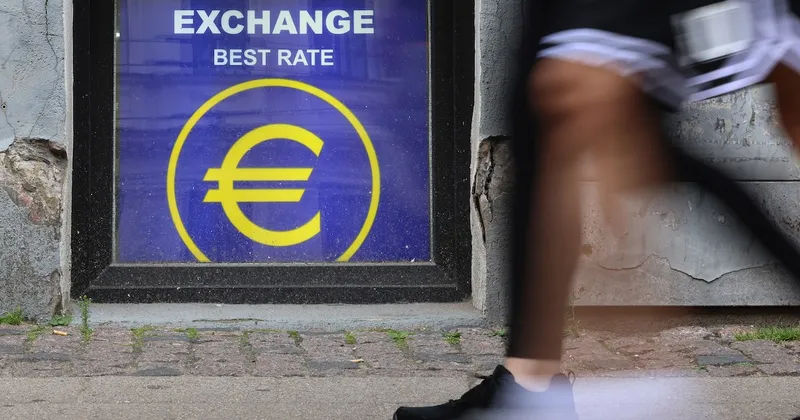Euro toca mínimo de dos meses mientras operadores de opciones aumentan coberturas bajistas