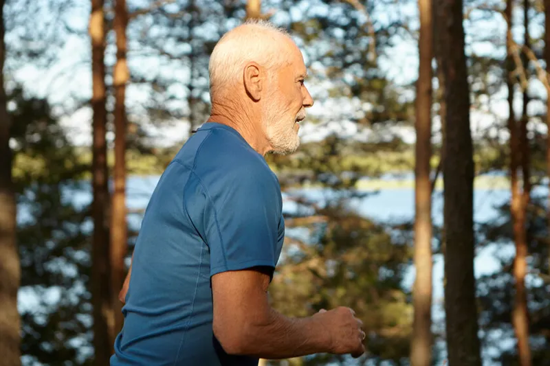 Rafael Hidalgo, entrenador personal: "Si una persona de más de 70 años camina unos 20–30 minutos unos 5 días a la semana, ya se obtienen beneficios a nivel cardiovascular, movilidad y bienestar general al caminar"