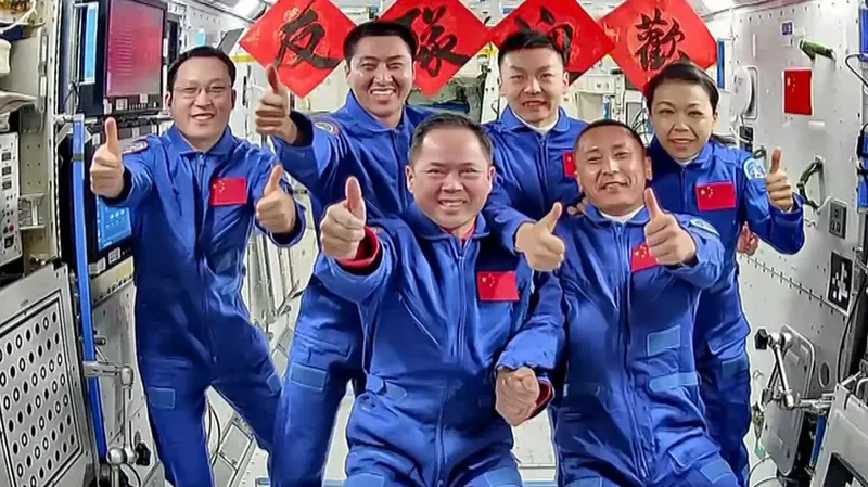 Astronautas de Shenzhou-23 entran a la estación espacial Tiangong
