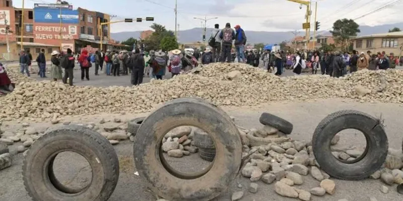 Bolivia se paraliza: más de 90 bloqueos agravan la crisis nacional