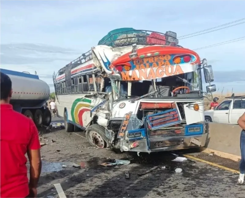 Peligroso choque de autobús contra cisterna solo deja lesionados en San Benito