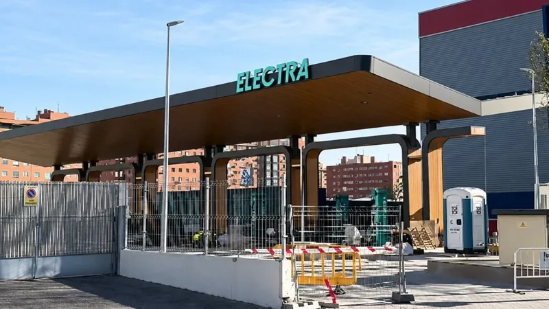 Madrid estrena una electrolinera de 600 kW: 26 coches cargando a la vez y apenas 10 minutos para recuperar autonomía