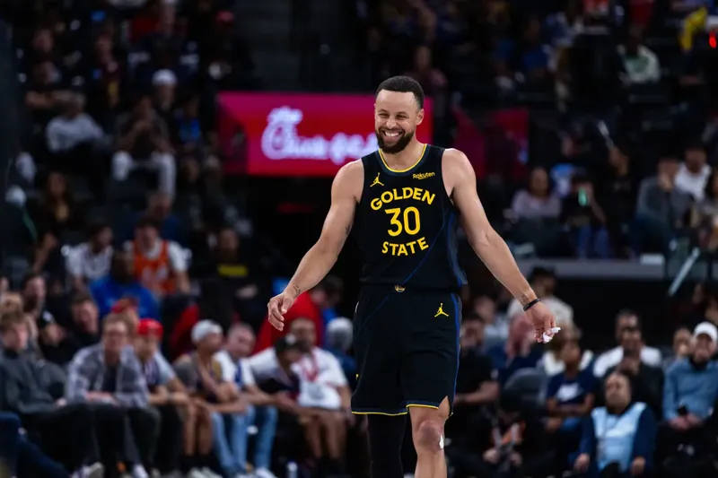 Stephen Curry renueva con Golden State Warriors por dos años