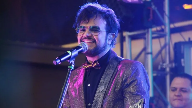 Aleks Syntek SE VA DEL PAÍS tras la polémica del 15 de septiembre: “México pronto te dejaré en paz”