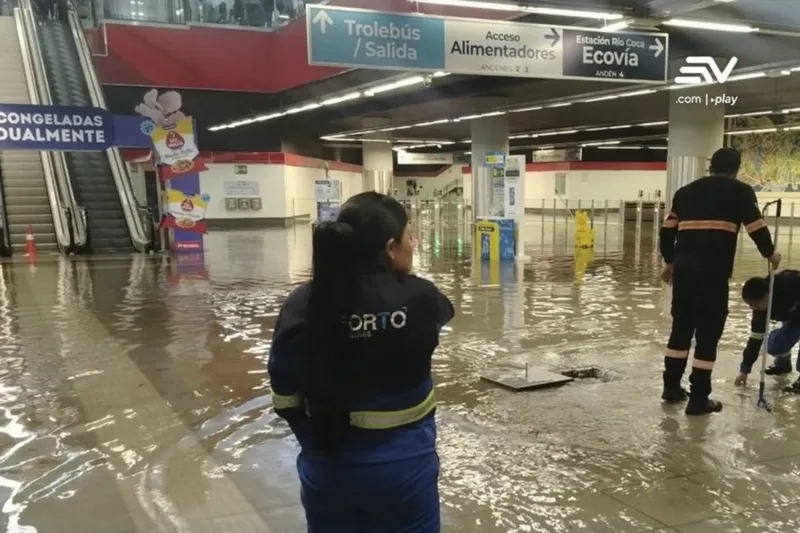 Fuerte lluvia con granizo causa inundaciones en Quito